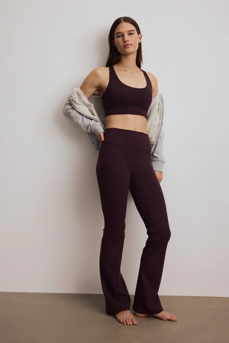 اتش اند ام حمالة صدر رياضية بدعم متوسط من نسيج سوفت موف™